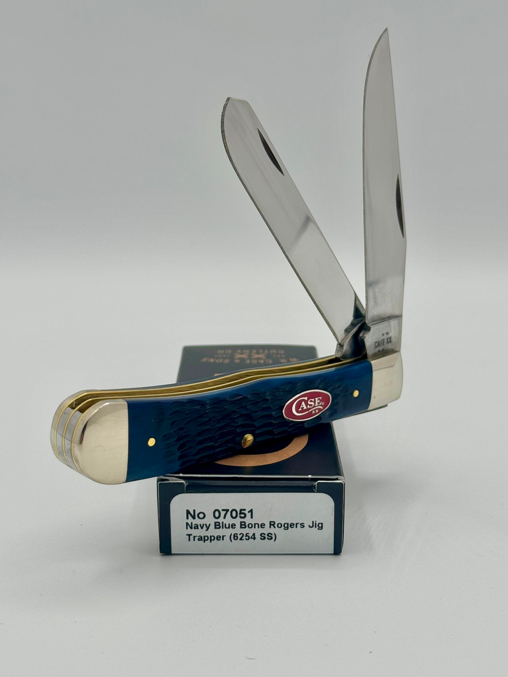 Case XX 07051 Navy Blue Bone Trapper — blade detail on Case box