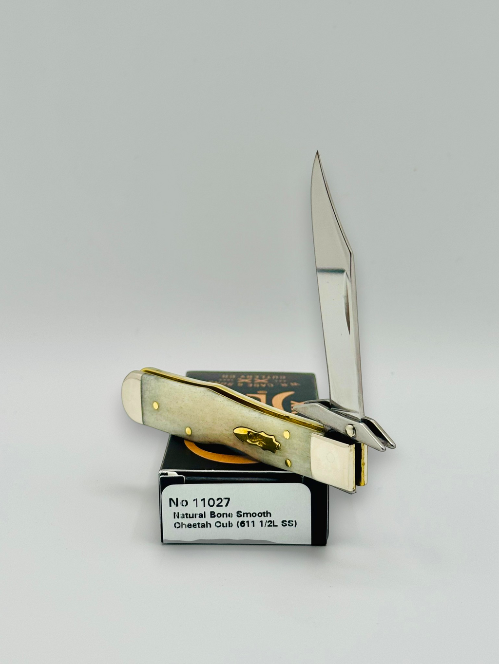 Case XX 11027 Smooth Natural Bone Cheetah Cub with Brass Shield — photo 2