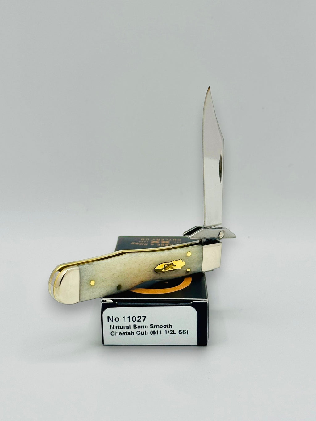 Case XX 11027 Smooth Natural Bone Cheetah Cub with Brass Shield — photo 3