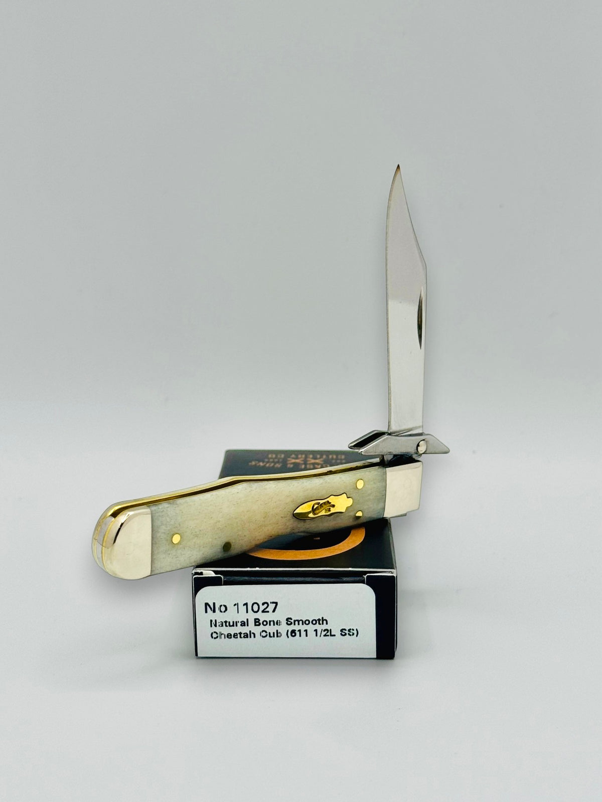 Case XX 11027 Smooth Natural Bone Cheetah Cub with Brass Shield — photo 3