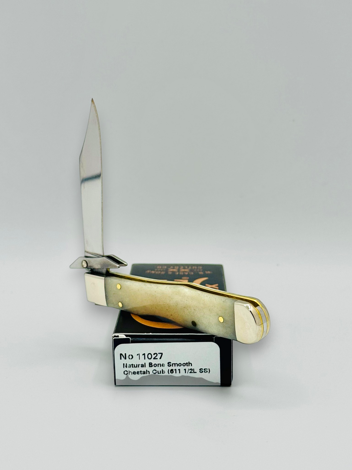Case XX 11027 Smooth Natural Bone Cheetah Cub with Brass Shield — photo 4