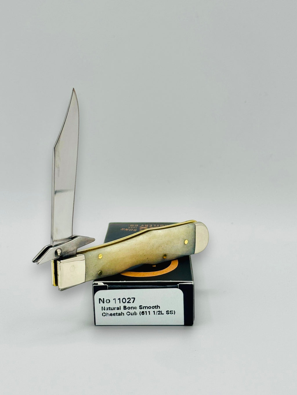Case XX 11027 Smooth Natural Bone Cheetah Cub with Brass Shield — photo 5