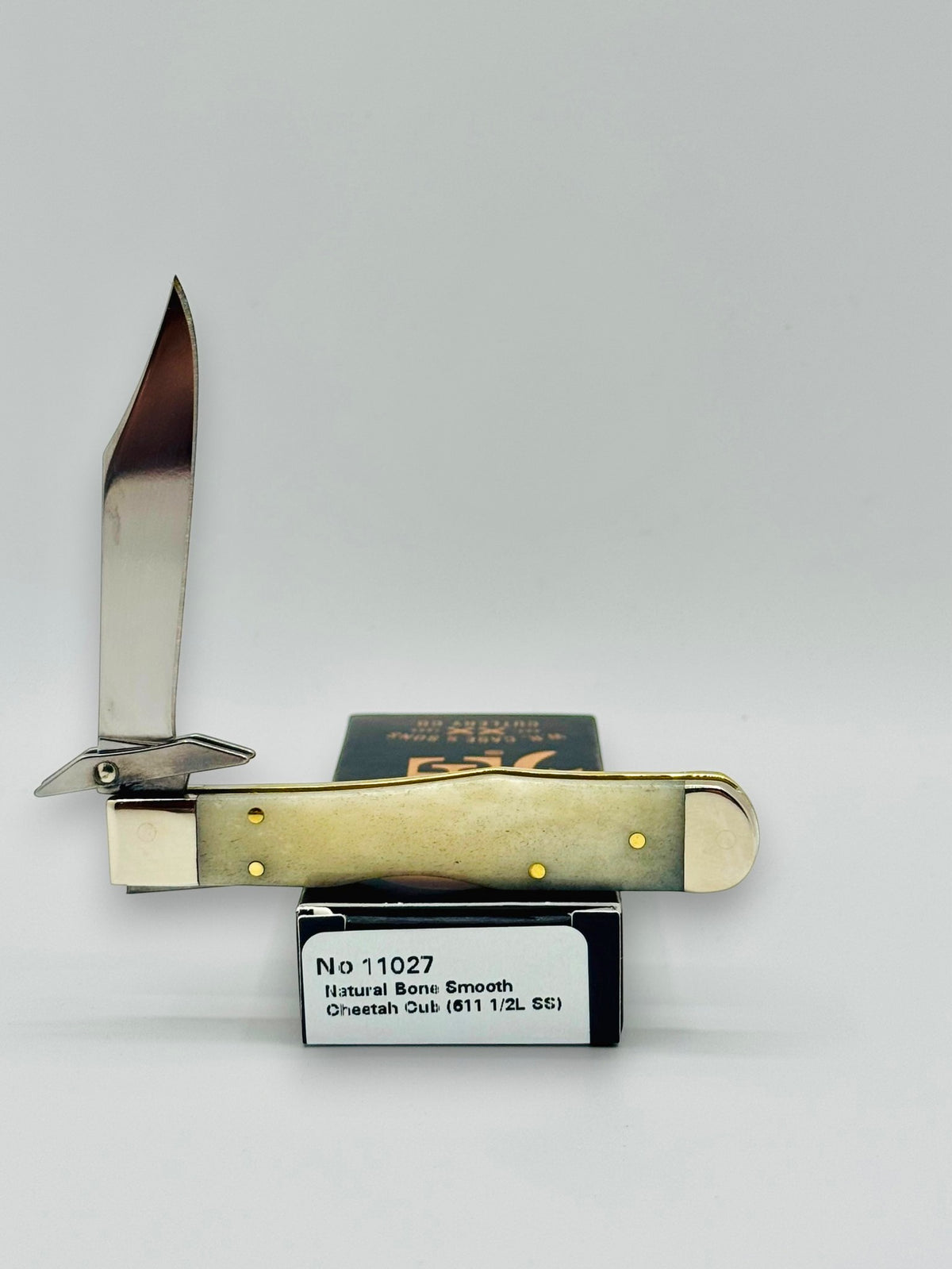 Case XX 11027 Smooth Natural Bone Cheetah Cub with Brass Shield — photo 6