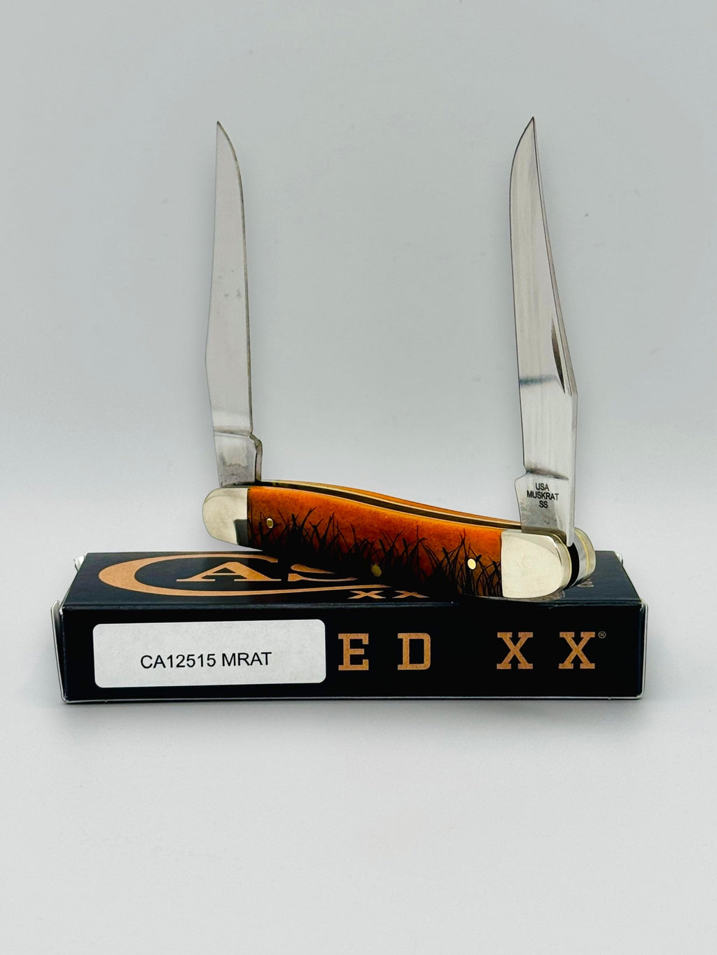Case XX 12517MRAT Muskrat Engraving Red Bone — shield close-up