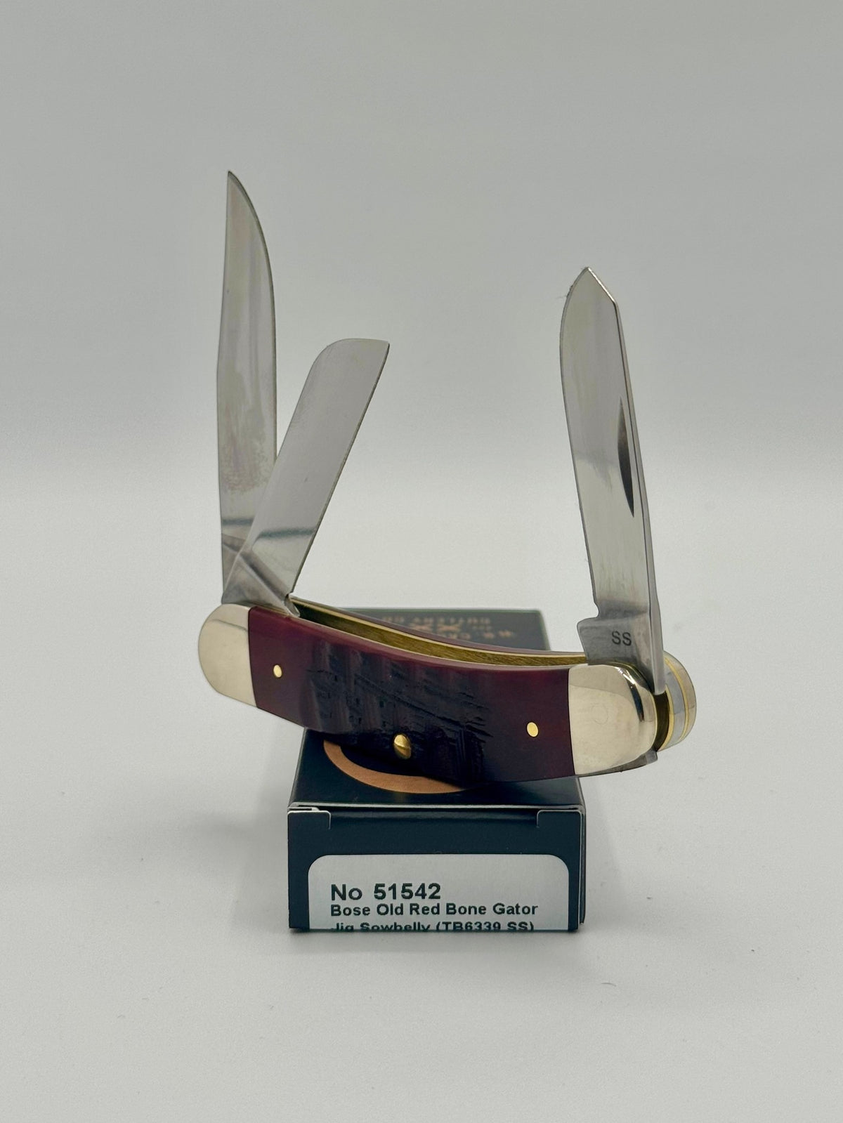 Case XX 51542 Red Bone Gator Jig Sowbelly — handle and shield detail