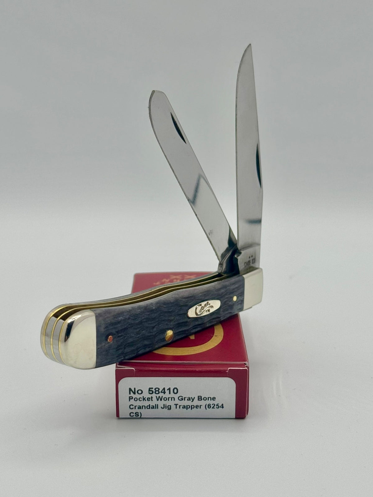 Case XX 58410 Gray Bone Trapper CV — blade detail on Case box