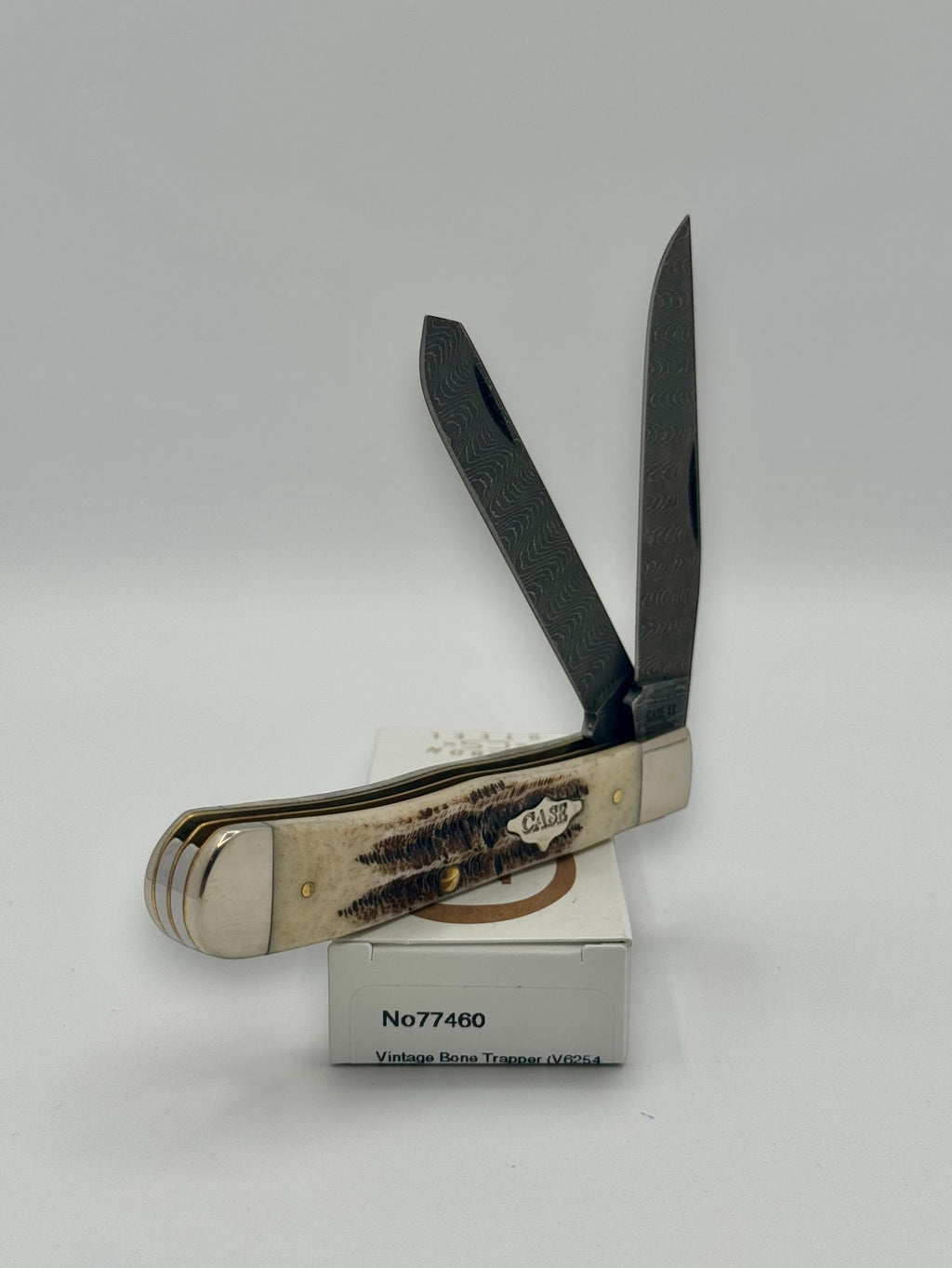 Case XX 77460 Vintage Bone Trapper Damascus — handle and shield detail