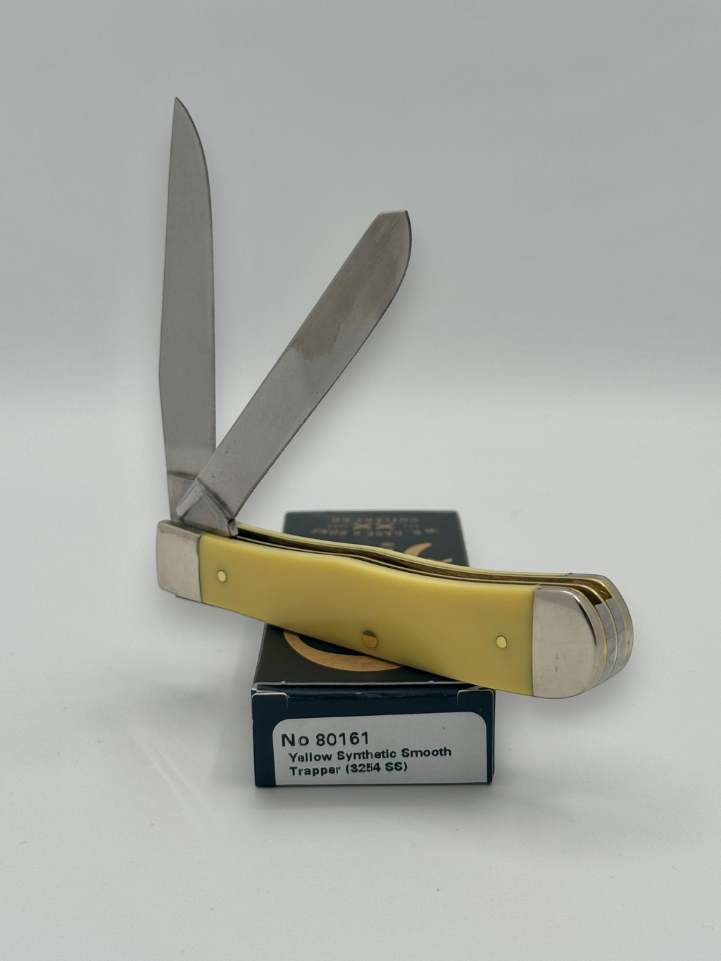 Case XX 80161C Case Logo Yellow Syn Trapper — handle and shield detail