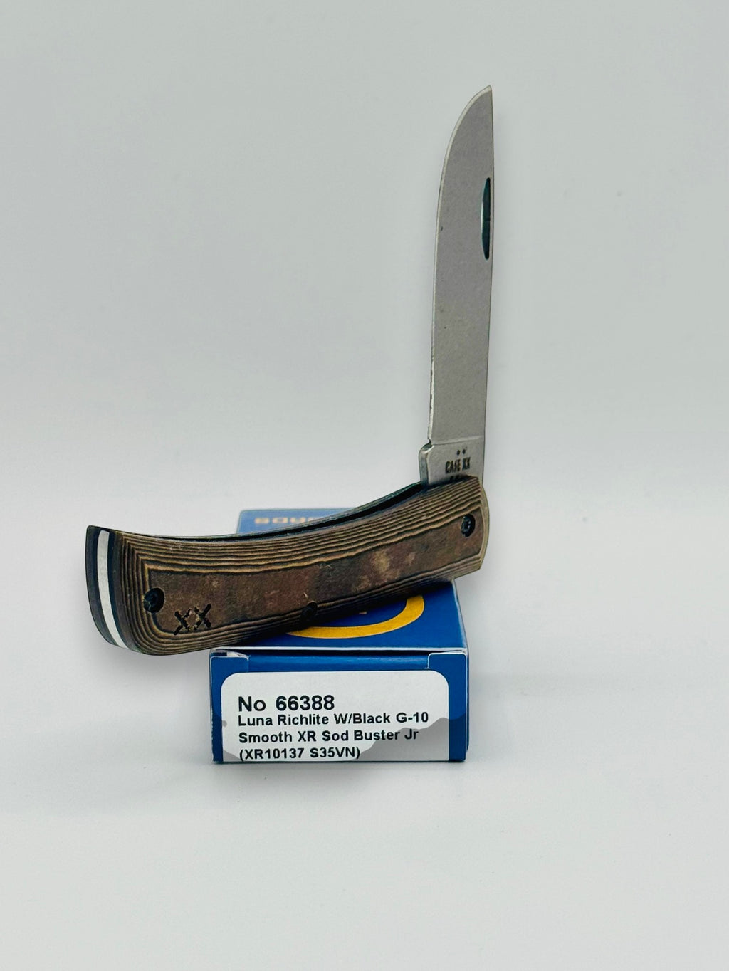 Case XX 66388 Crossroads Black Tan Richlite Sod Buster Jr — blade detail on Case box