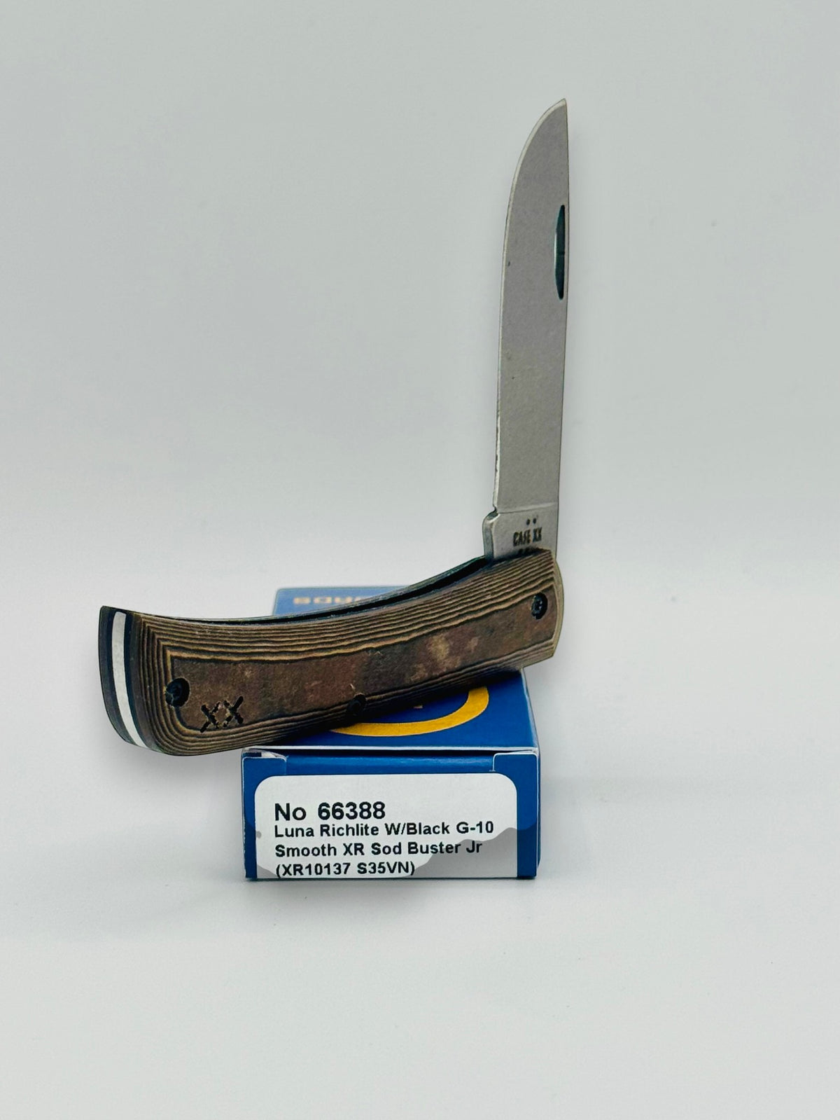 Case XX 66388 Crossroads Black Tan Richlite Sod Buster Jr — blade detail on Case box