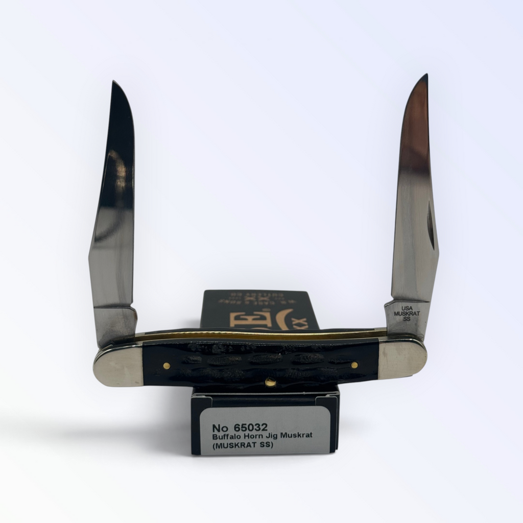 – Buffalo Horn Jig Muskrat by Case XX (65032), close view of handle texture with blades open on box